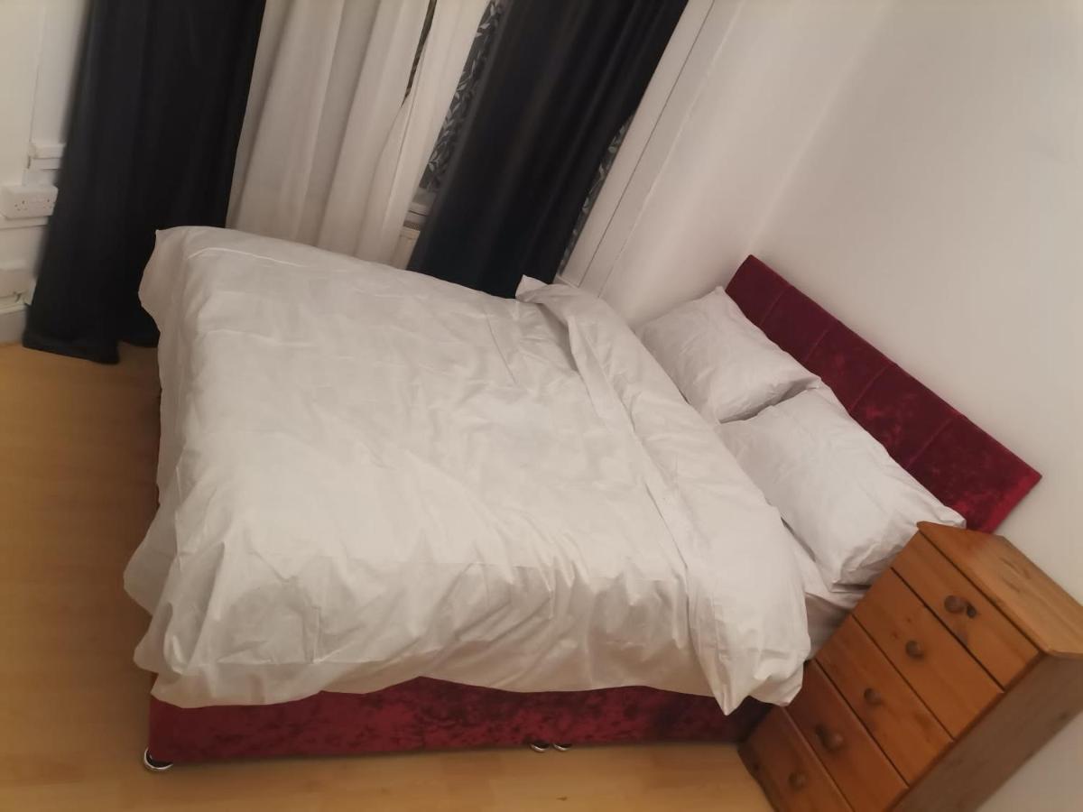 Single Near Seven Kings Train Station Homestay *