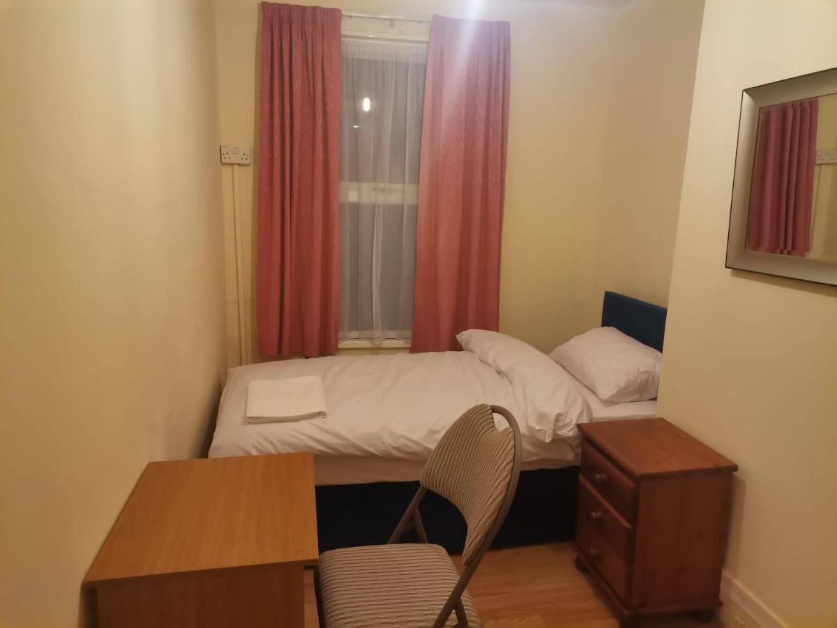 Homestay Single Near Seven Kings Train Station