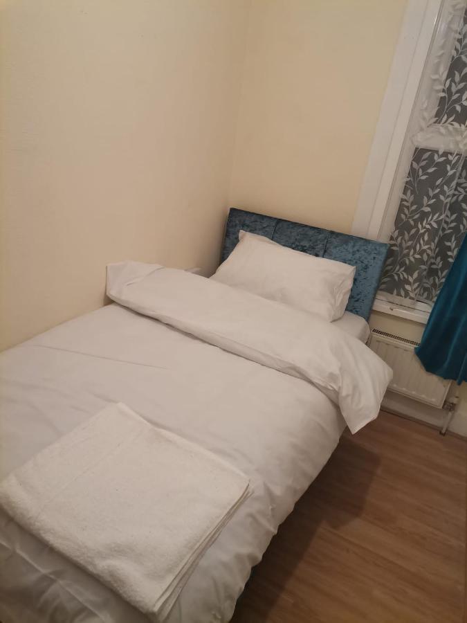 Homestay Single Near Seven Kings Train Station London